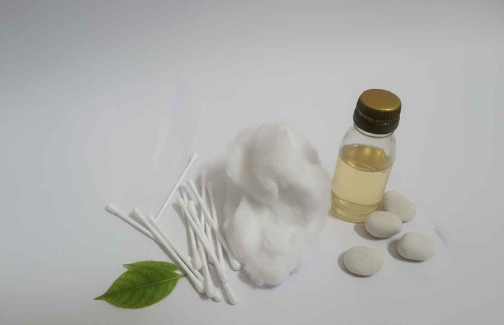 Facial Wart Treatment: I Tried Castor Oil On Warts For 2 Weeks And The Results Are Shocking Castor oil bottle along with cotton for facial wart treatment
